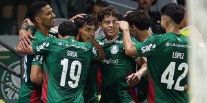 Com um a menos, Palmeiras vence o Athletico e dispara na ponta