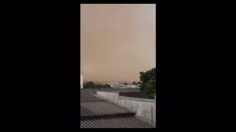 Nuvem de poeira registrada em Primavera do leste, em Cuiabá