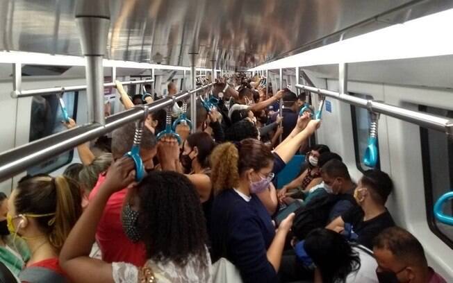 Linha 2 do Metrô: enquanto em alguns espaços há regras para que não haja aglomerações, o mesmo não é visto nos transportes públicos no Rio em meio à pandemia