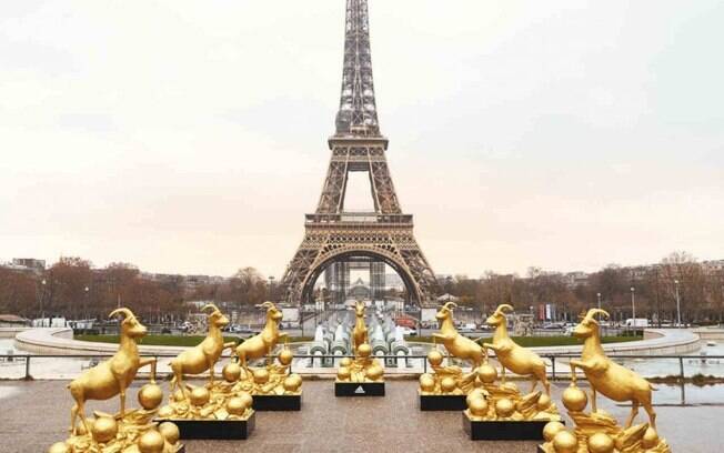 Em homenagem a Messi, Adidas leva estátuas de bodes à Torre Eiffel