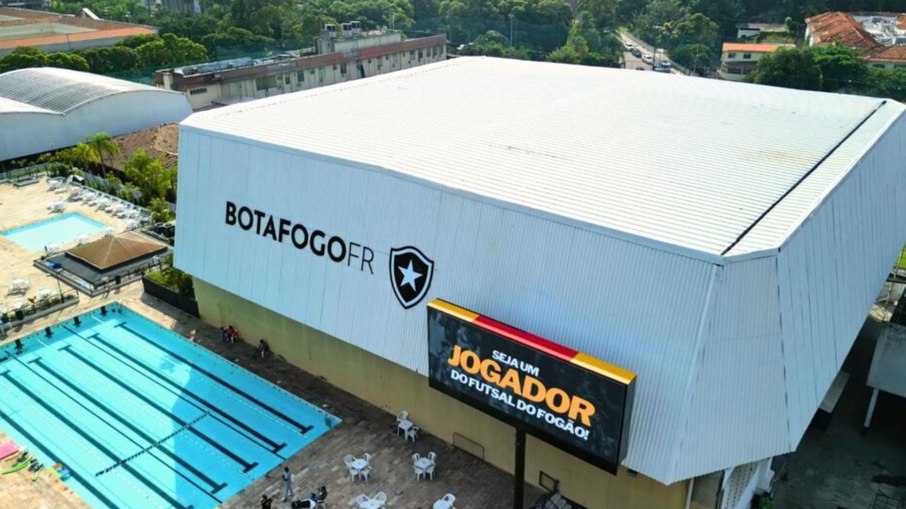 Botafogo cobra R$ 745 milhões do Lyon na Justiça; entenda a treta