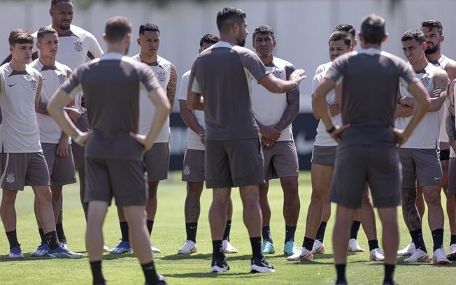 António Oliveira conversa com jogadores do Corinthians