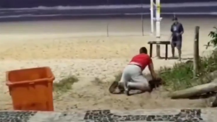 Homem desmaia após suposto 