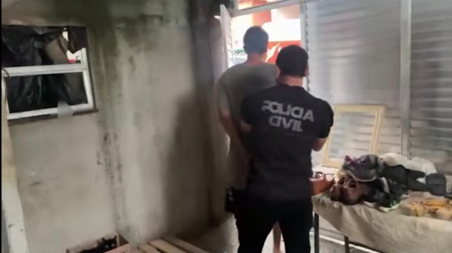 Suspeito foi encontrado dentro da própria casa Suspeito foi encontrado dentro da própria casa