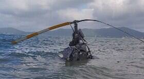 Helicóptero cai em praia de Florianópolis; 3 são resgatados