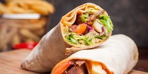 Mulher processa restaurante ao encontrar dedo no lanche