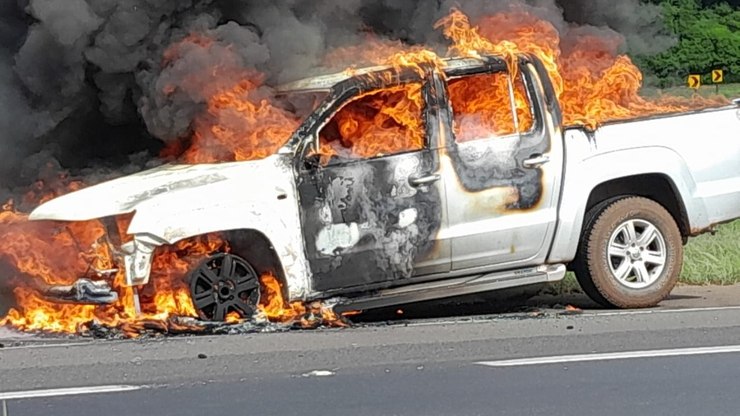 Caminhonete pega fogo após pane elétrica na rodovia Washington Luís em Matão