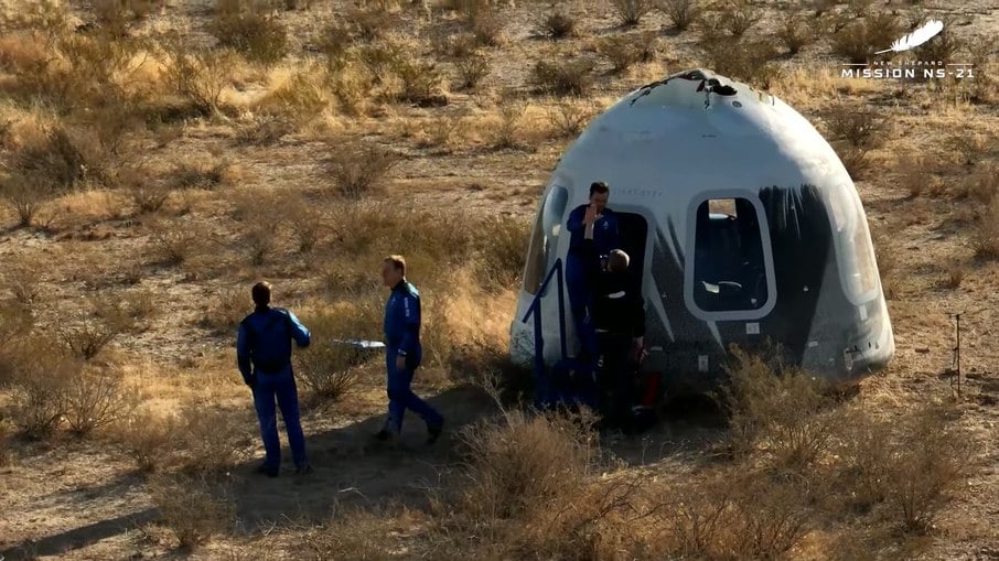Hespanha cumprimentou a equipe da Blue Origin ao sair da cabine