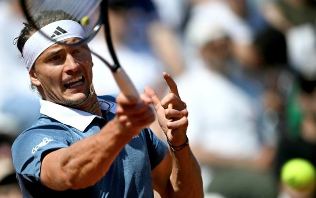 O alemão Alexander Zverev devolde a bola para o australiano Aleksander Vukic no Masters 1000 de Roma no Foro Italico, na capital italiana, em 10 de maio de 2024.