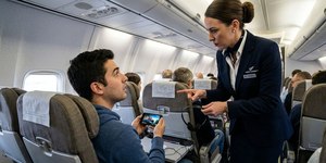 United Airlines obriga passageiros a usarem fone de ouvido