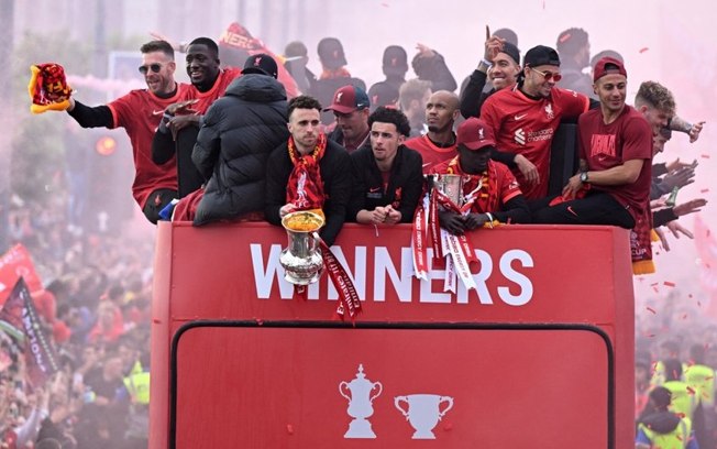 Liverpool retorna à Inglaterra após vice na Champions e desfila em ônibus aberto