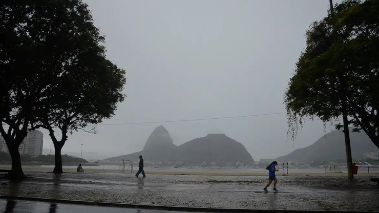 Chuvas persistem no Rio, que segue em estágio 2