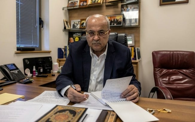 O deputado árabe-israelense Ahmad Tibi durante uma entrevista à AFP, em seu escritório no prédio do Knesset (parlamento israelense), em Jerusalém, em 25 de junho de 2024.