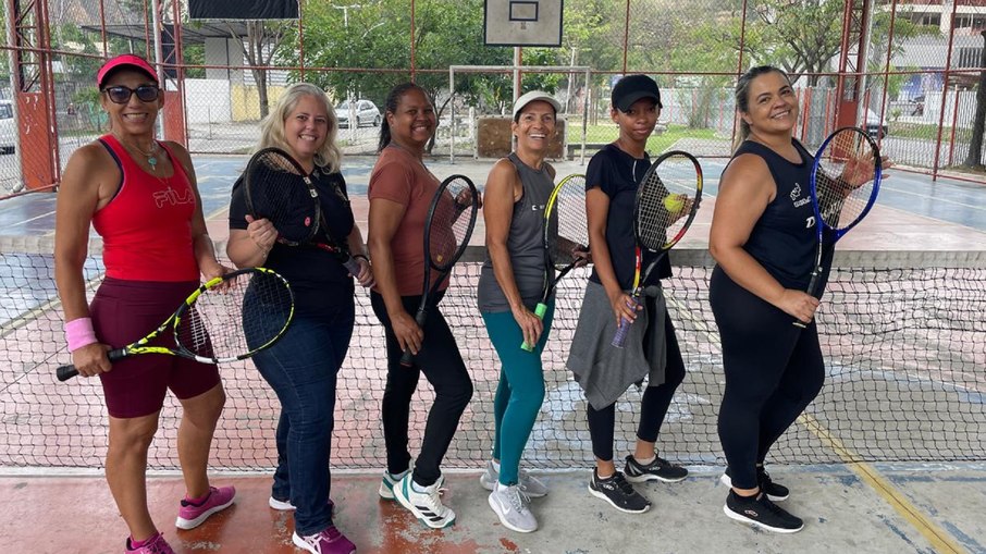 Mulheres de Nova Iguaçu treinam em quadra de futsal Mulheres de Nova Iguaçu treinam em quadra de futsal