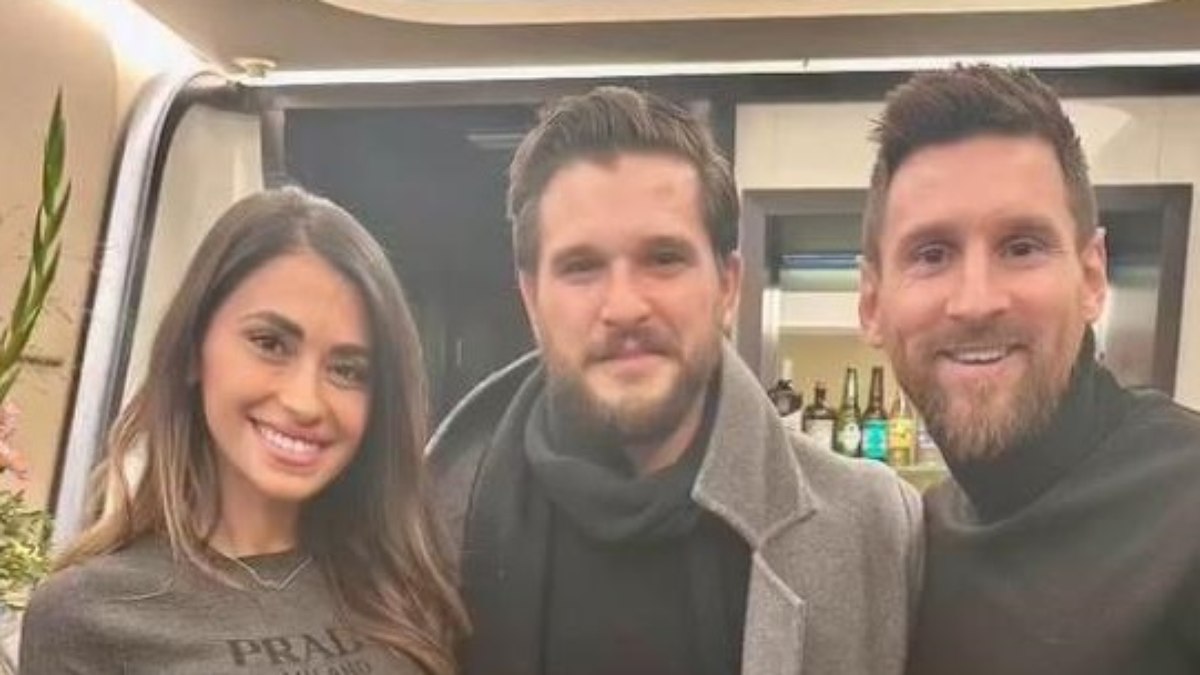 Kit Harington, Antonela Roccuzzo e Leo Messi durante o jogo do Paris Saint-Germain contra o Benfica.