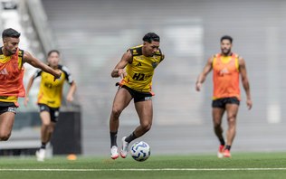 Atlético-MG treina no novo gramado sintético da Arena do Galo