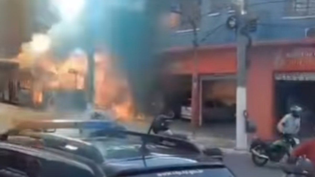 Ônibus pega fogo e atinge poste na zona sul de São Paulo, mas não há vítimas