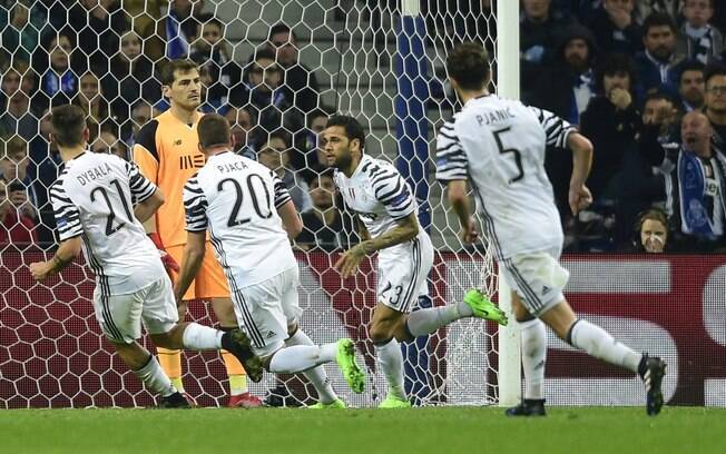 Daniel Alves fez o segundo gol da Juventus sobre o Porto, pelas oitavas de final da Liga dos Campeões