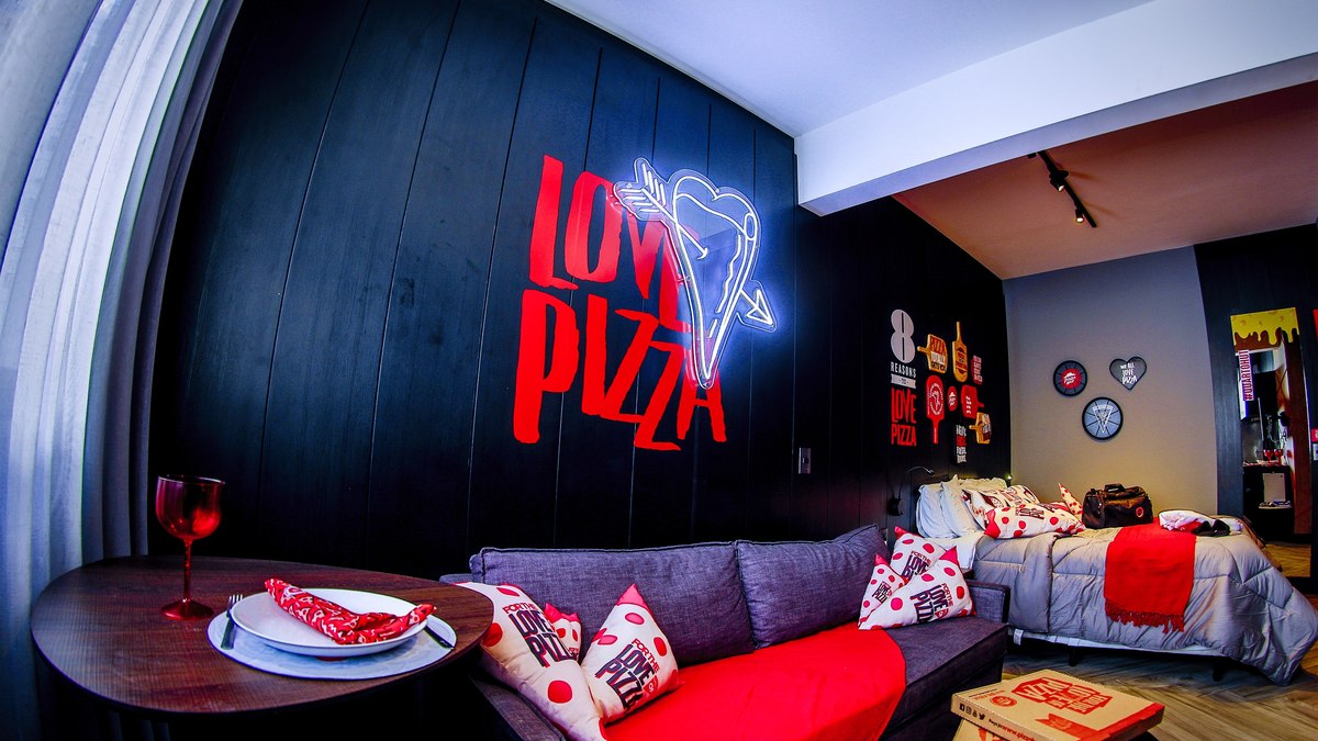 Os hóspedes ainda receberão um kit com produtos da Pizza Hut Os hóspedes ainda receberão um kit com produtos da Pizza Hut