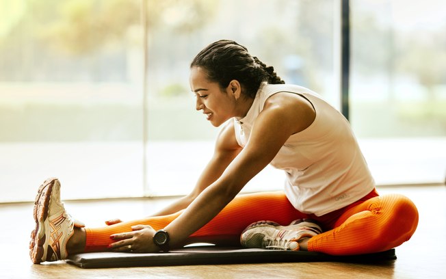 Alongar ou aquecer? O que fazer antes do treino de musculação