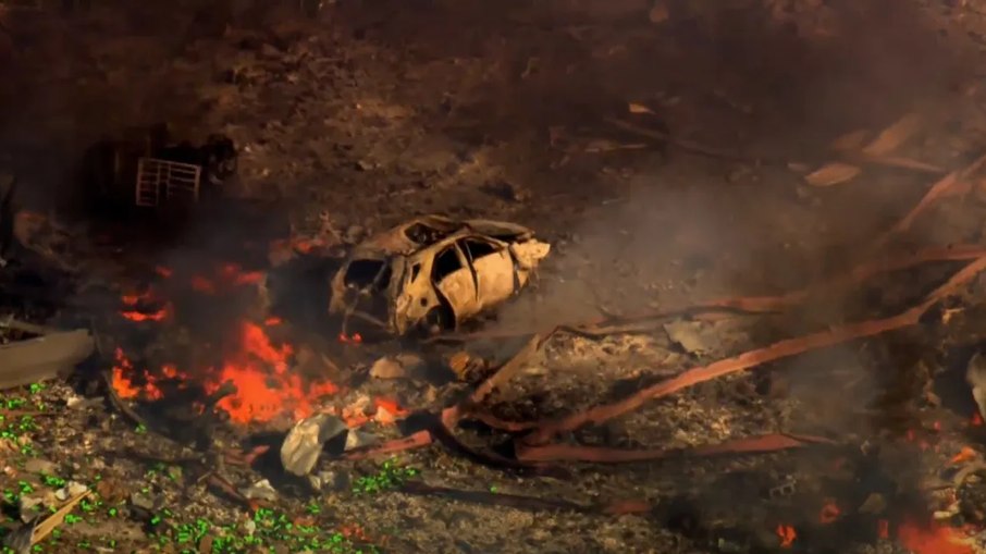 Imagens divulgadas nas redes mostram carros carbonizados, estruturas destruídas e outros veículos ainda em chamas Imagens divulgadas nas redes mostram carros carbonizados, estruturas destruídas e outros veículos ainda em chamas