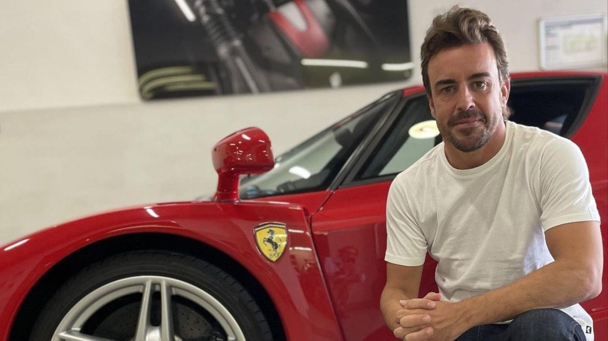 Casa de leilão postou rara imagem de Alonso com a Enzo
