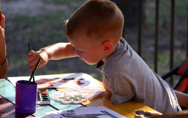 Feliz Dia Das Crianças Com Crianças Pintando Desenhos Na Parede E