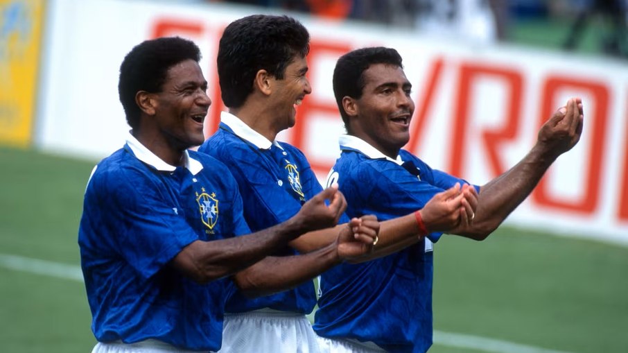 Bebeto (centro), ao lado de Mazinho (esquerda) e Romário (direita) Bebeto (centro), ao lado de Mazinho (esquerda) e Romário (direita)