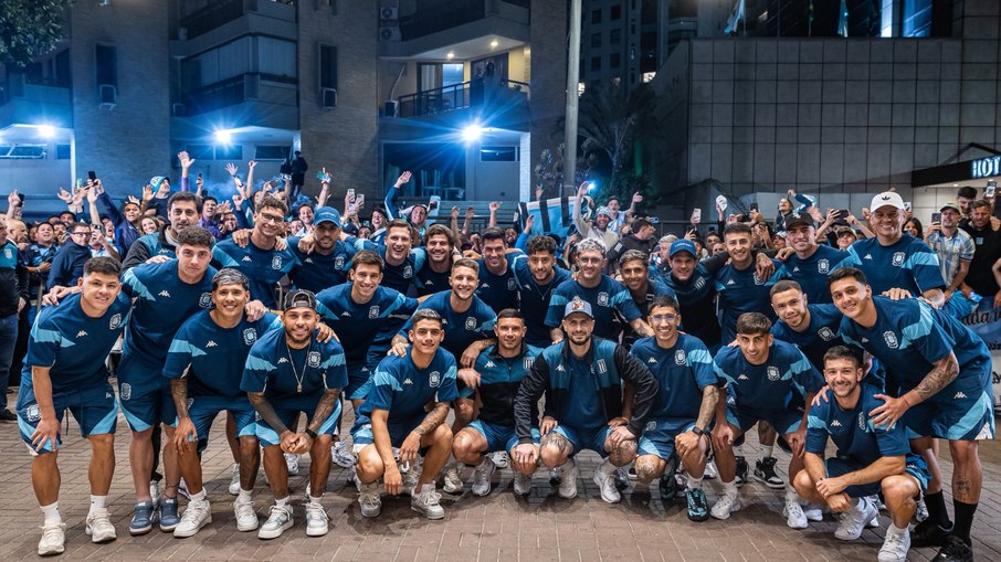Elenco do Racing tira foto com torcedores ao fundo na porta do hotel no Rio Elenco do Racing tira foto com torcedores ao fundo na porta do hotel no Rio