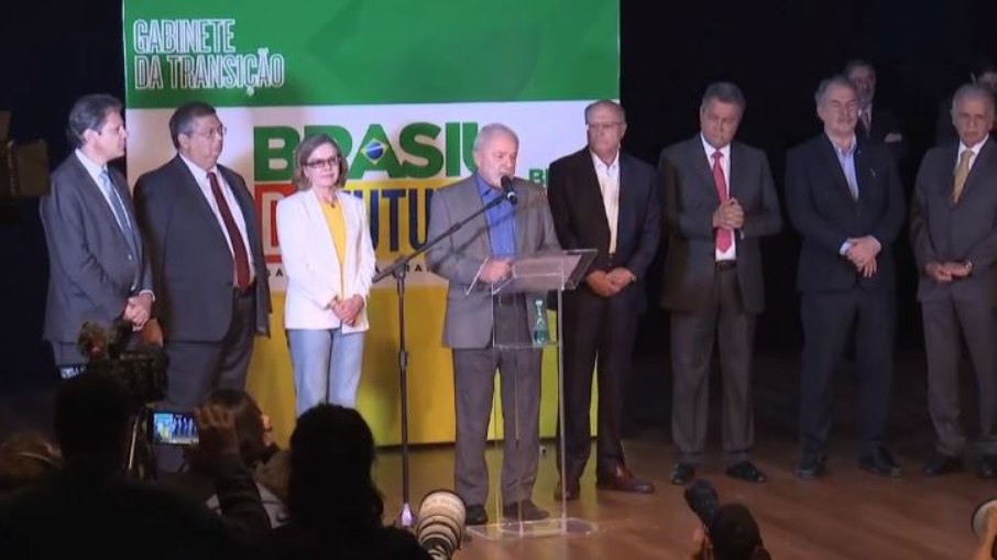 Lula anuncia nomes de cinco ministros