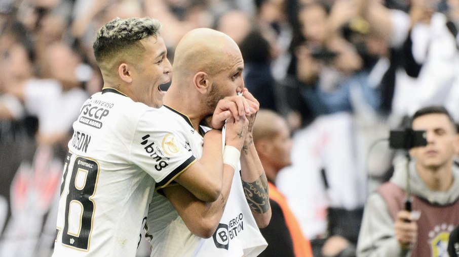 Fábio Santos marcou o gol da vitória do Corinthians