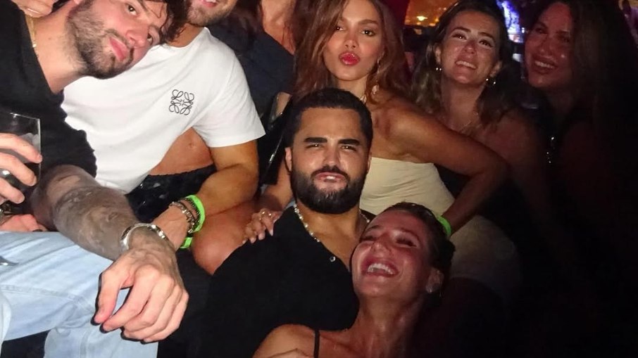 Anitta posa com o namorado e amigos em viagem na Europa