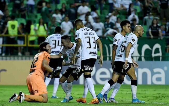 Cássio defende pênalti, Fábio Santos perde, e Corinthians só empata com o Deportivo Cali