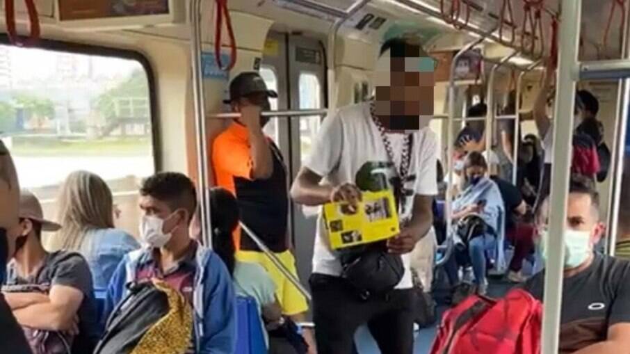 Ilegal, comércio ambulante no metrô de SP vira opção contra desemprego