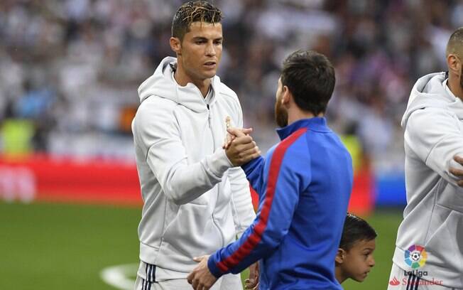 Cristiano Ronaldo e Messi se cumprimentam antes do clássico entre Real Madrid e Barcelona no Santiago Bernabéu