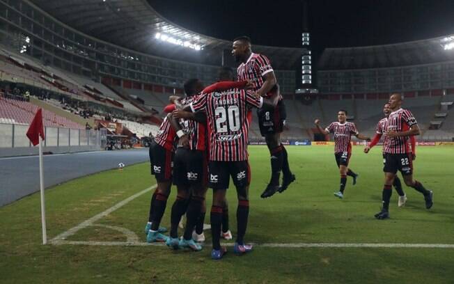 Luciano marca no fim, e São Paulo vence de virada o Ayacucho na estreia na Sul-Americana