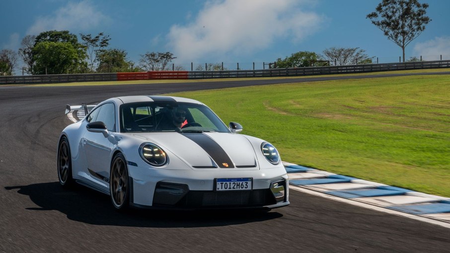 Porsche 911 GT3 em ação na pista, destacando o foco do modelo em performance Porsche 911 GT3 em ação na pista, destacando o foco do modelo em performance