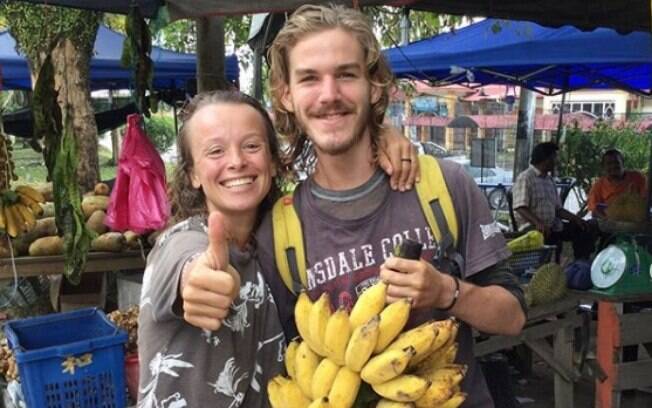 Tina Stoklosa e o namorado Simon Beun são adeptos da dieta da fruta há três anos e chegam a comer 30 bananas por dia
