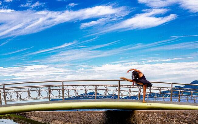 Bailarina e fotógrafo transformam pontos turísticos do litoral paulista em arte