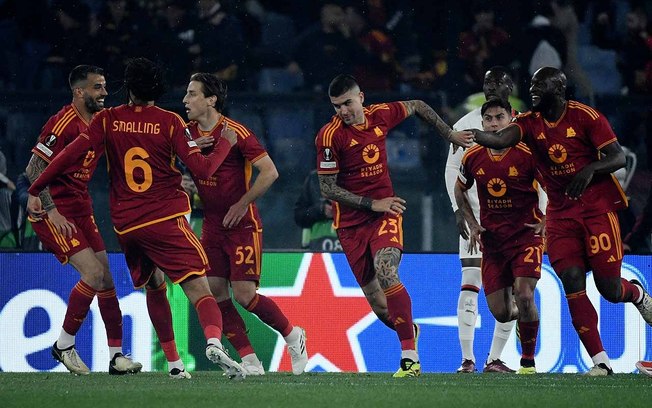 Mancini (centro) inaugura o placar para a Roma, que bate o Milan e via à semifinal da Liga Europa - Foto: /AFP via Getty Images