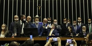 Três parlamentares podem ser suspensos por motim na Câmara