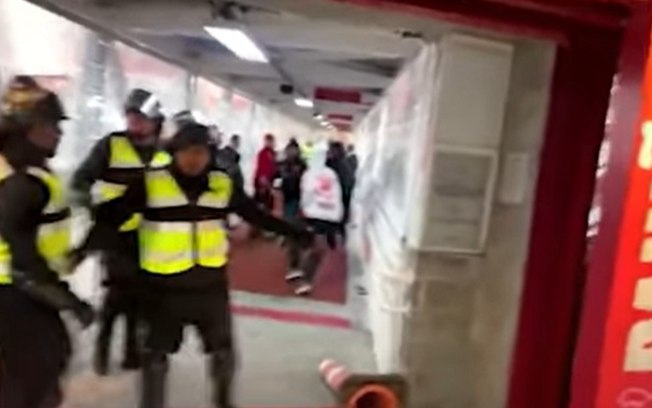 Torcedores do Internacional invadem área restrita do Beira-Rio e derrubam gradis 