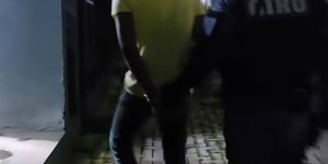 Adolescente é resgatada de cárcere após usar TV para pedir ajuda
