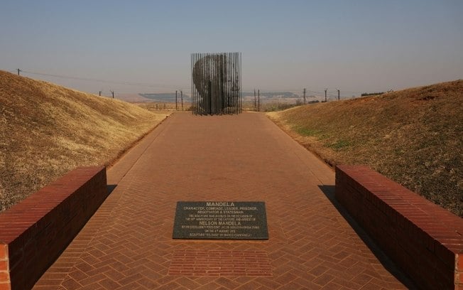 Escultura do rosto de Nelson Mandela em um memorial em Howick, África do Sul, a 14 de julho de 2024