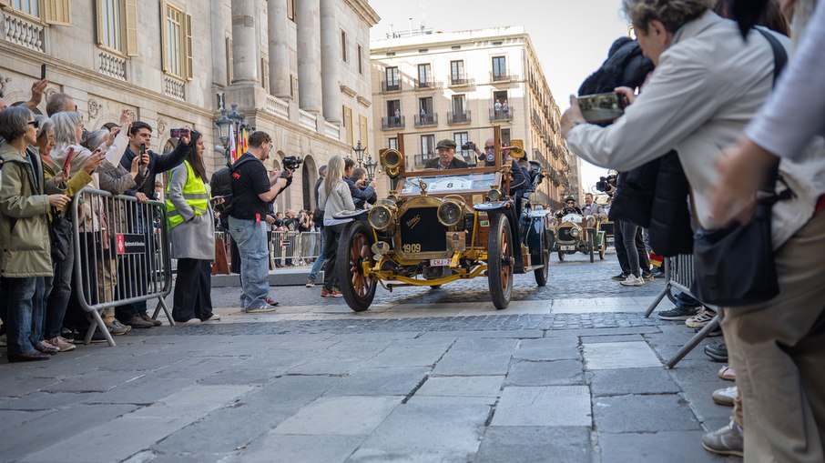 Automóvel pré-1915 com lanternas de latão desfila no centro histórico de Barcelona durante o Rally Barcelona-Sitges