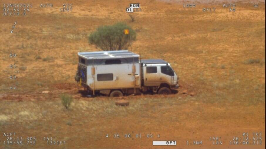Foto de 12 de novembro de 2021 mostra o motorhome de uma família atolado em uma área remota do sul da Austrália, a cerca de 150 quilômetros de Oodnadatta