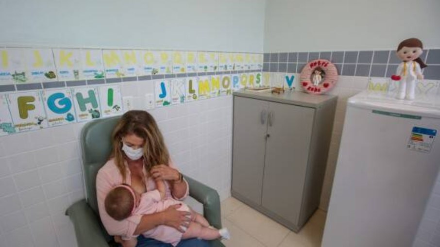 Leite é levado para bebês na UTI Neonatal no Hospital Irmã Dulce