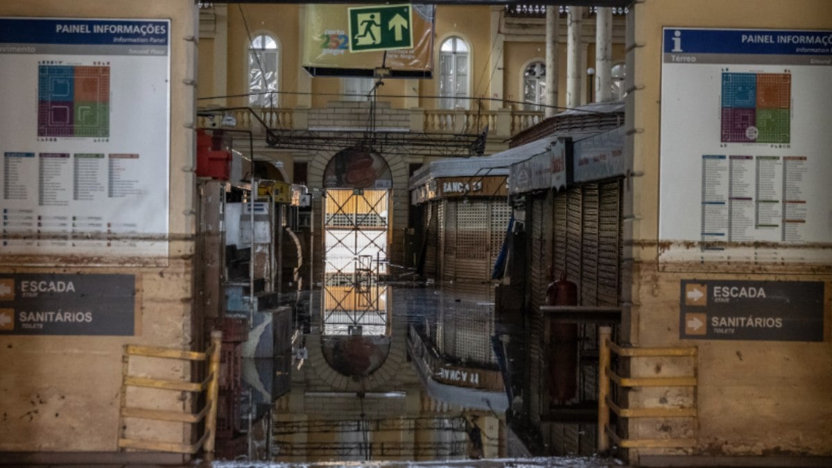 Interior do Mercado Público de Porto Alegre ainda permanece com água