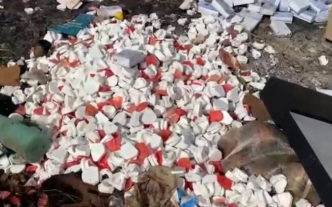 Vídeo: empresa descarta centenas de moldes de dentes em rua de Campinas