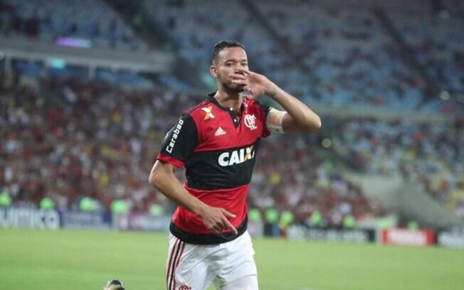 Réver comemora gol de empate para o Flamengo no clássico no Maracanã diante do Fluminense